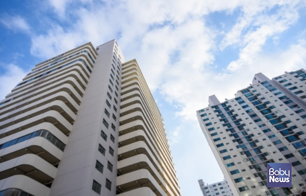 윤석열 정부는 지난해 6월 신생아대출을 받을 수 있는 부부합산 소득 요건을 올해부터 2억 5000만원으로 대폭 늘리겠다고 밝혔지만, 이는 대출 규제 강화 기조에 밀려 무산됐다. ⓒ베이비뉴스