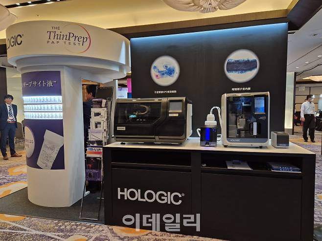 지난 27일부터 29일까지 3일간 일본 도쿄 케이오플라자호텔에서 ‘제66회 일본 임상세포학회 춘계대회’가 열렸다. 사진은 학회에 차려진 홀로직의 부스 모습. 부스 전면에 홀로직의 LBC 장비인 ‘ThinPrep’(씬프렙)이 전시돼 있다. (사진=이데일리 나은경 기자)
