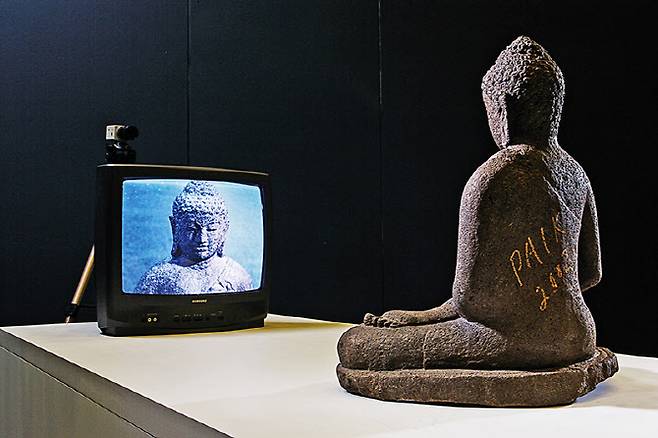 백남준 ‘TV 부처’(1974), 석불좌상과 TV 모니터, 폐쇄회로카메라.