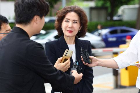 이진숙 교육부 장관 후보자가 6월 30일 오전 서울 여의도 한국교육시설안전원에 마련된 인사청문회 준비 사무실로 출근하며 취재진의 질문을 듣고 있다.(사진=연합뉴스)