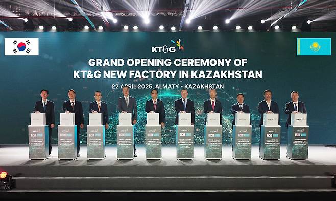 KT&G가 지난 4월 유라시아 시장의 생산거점이 될 카자흐스탄 신공장 준공식을 개최했다. 사진은 카자흐스탄 신공장 준공식에 참석한 방경만 KT&G 사장(왼쪽에서 5번째), 술탄가지예프 마랏 일로시조비치 알마티 주지사(왼쪽에서 6번째), 조태익 주카자흐스탄한국대사(왼쪽에서 7번째) 등 주요 관계자들이 기념사진을 촬영하는 모습.(KT&G 제공)