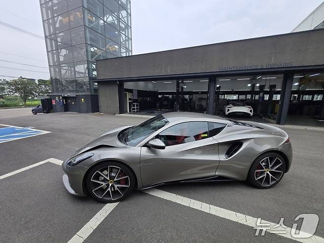 27일 경기 고양의 로터스자동차코리아 서비스센터에서 촬영한 미드십 스포츠카 에미라(Emira) 2.0 터보 외관. 2025.06.27/뉴스1 김성식 기자