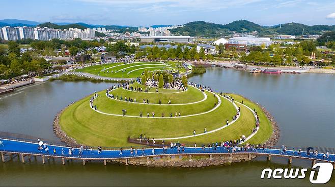 순천만국제정원박람회장 호수정원 나루터를 찾은 관람객들이 산책로를 걷고 있다. 2023.10.9/뉴스1 ⓒ News1 김태성 기자