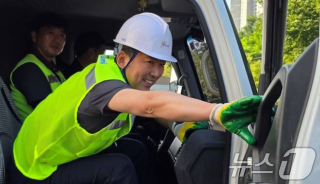 김장호 구미시장이 민선 8기 3주년을 맞은 1일 오전 도량동 환경관리원 전용시설에서 환경관리원 복장으로 갈아 입고 재활용품 수거 차량에 탑승하고 있다. 2025.7.1/뉴스1 ⓒ News1 정우용 기자
