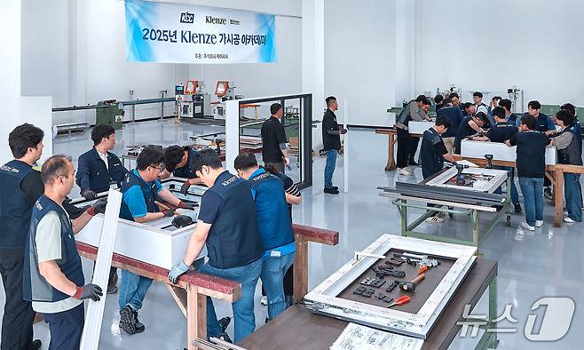 2025 Klenze 가시공 아카데미 시공 실습을 진행 장면 (KCC 제공)
