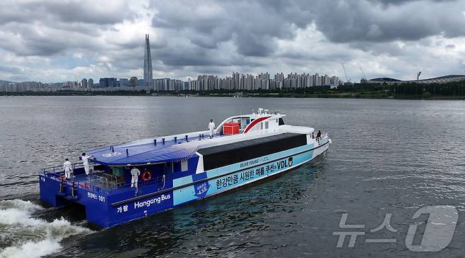 1일 오후 한강버스 시민체험단과 취재진을 태운 한강버스가 서울 광진구 뚝섬 선착장을 떠나 송파구 잠실 선착장으로 이동하고 있다. (공동취재) 2025.7.1/뉴스1 ⓒ News1 박지혜 기자