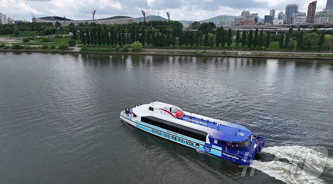 1일 오후 한강버스 시민체험단과 취재진을 태운 한강버스가 서울 광진구 뚝섬 선착장을 떠나 송파구 잠실 선착장으로 이동하고 있다. (공동취재) 2025.7.1/뉴스1 ⓒ News1 박지혜 기자