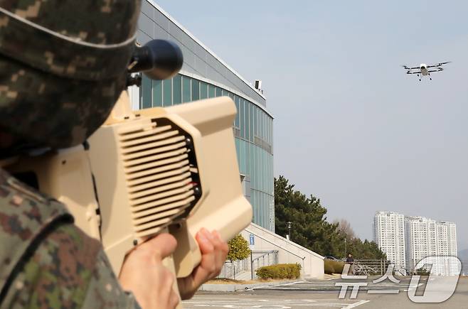 12일 오후 부산 연제구 국가기록원 역사기록관에서 육군 제53보병사단 부산여단 드론 테러 대비 실제훈련이 진행되고 있다. 2025.3.12/뉴스1 ⓒ News1 윤일지 기자(사진은 기사 내용과 무관함) / 뉴스1 ⓒ News1