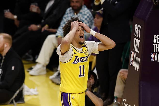 레이커스 센터 잭슨 헤이즈가 미국 캘리포니아주 LA 크립토닷컴 아레나에서 열린 2025 NBA 플레이오프 미네스토전에서 아쉬워하고 있다. 헤이즈는 플레이오프에서 경쟁력을 보이지 못했다. 사진 | AP 연합뉴스
