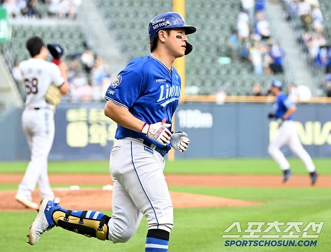 1일 잠실야구장에서 열린 삼성과 두산의 경기, 2회초 1사 1루 삼성 강민호가 선제 2점홈런을 치고 베이스를 돌고 있다. 잠실=허상욱 기자wook@sportschosun.com/2025.07.01/
