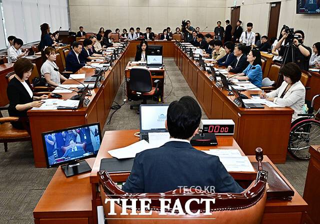 안건 상정하는 박주민 복지위원장.