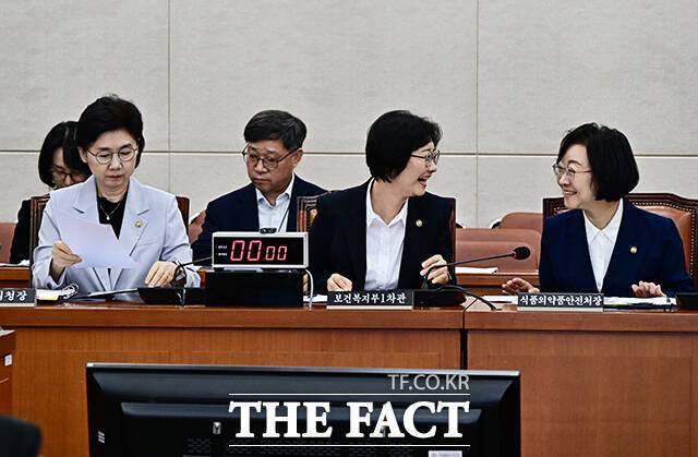 오유경 식품의약품안전처 처장(오른쪽)과 인사하는 이스란 보건복지부 제1차관(가운데).