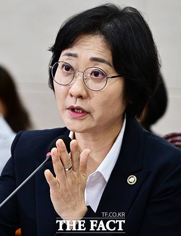 질의에 답변하는 이스란 보건복지부 제1차관.