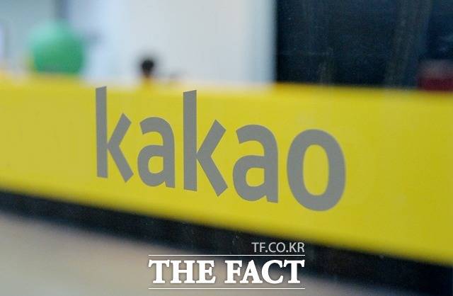 카카오가 이모티콘 무료 제공과 브런치스토리 수수료 면제 정책을 통해 창작자와의 상생에 나섰다. /더팩트DB