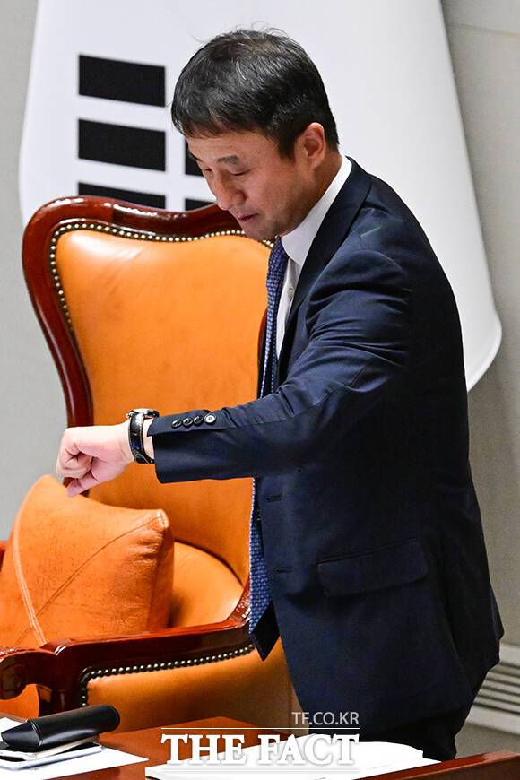 1일 오전 서울 여의도 국회에서 예산결산특별위원회 전체회의를 앞둔 한병도 위원장이 시간을 확인하고 있다. /국회=남윤호 기자