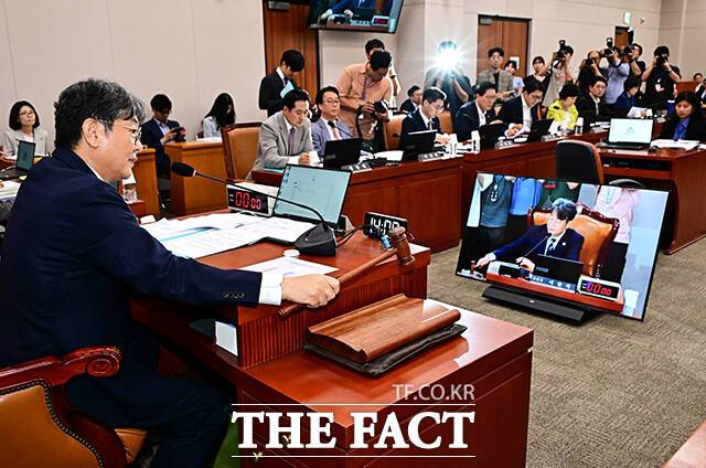 안건 상정하는 이춘석 신임 법사위원장.