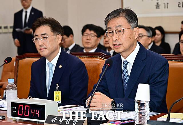 질의에 답변하는 최재해 감사원장.