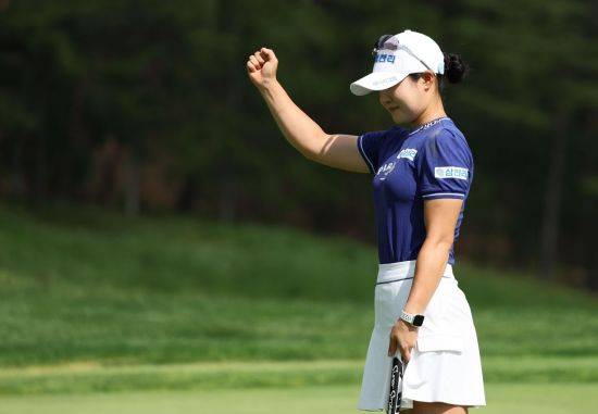 고지우가 KLPGA 투어 맥콜·모나 용평 오픈 우승을 확정한 뒤 환호하고 있다. 사진제공=KLPGA