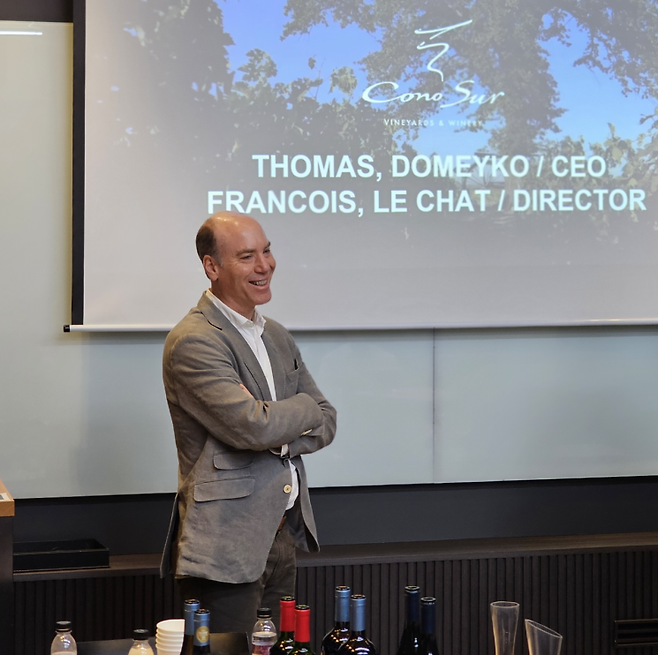 최근 한국을 찾은 토마스 도메이코(Thomas Domeyko) 코노 수르(Cono Sur) 최고경영자(CEO)가 와이너리에 대해 소개하고 있다.