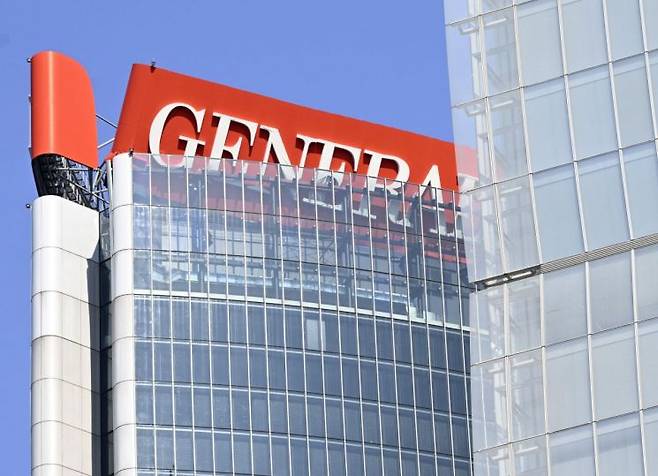 간판이 무너진 이탈리아 최대 보험사 제네랄리의 밀라노 본사 건물. EPA·연합뉴스