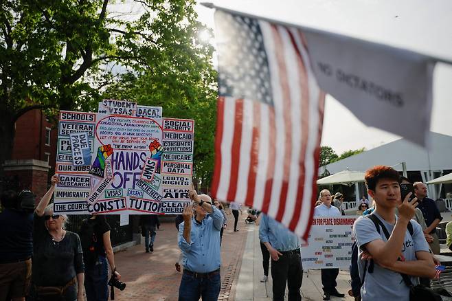 도널드 트럼프 정부와 하버드대의 갈등이 좀처럼 가라앉지 않고 있다./로이터 연합뉴스