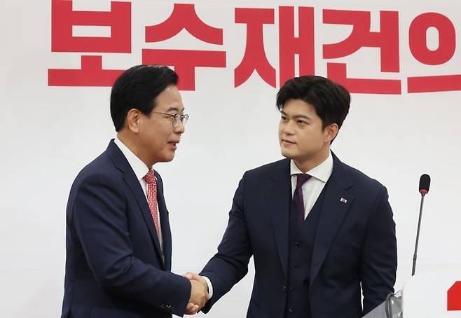 김용태 국민의힘 비상대책위원장이 30일 서울 여의도 국회에서 퇴임 기자회견을 하던 중 송언석 원내대표와 악수하고 있다. ⓒ 뉴시스