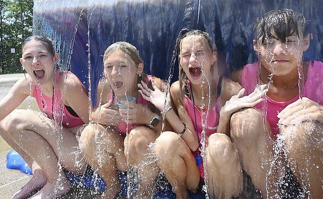 미 웨스트버지니아주 서베이어에의 한 워터파크에서 23일(현지시간) 방문객들이 더위를 식히고 있다. 서베이어에=AP 뉴시스