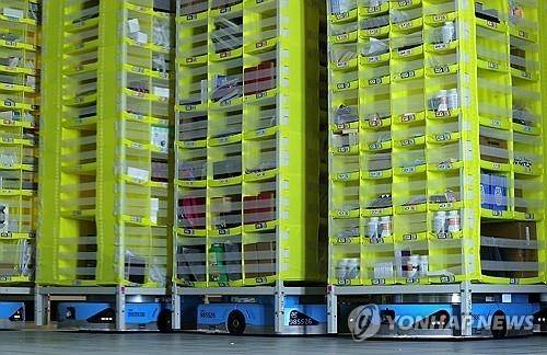 아마존 물류창고에서 물품들을 나르는 로봇. EPA 연합뉴스