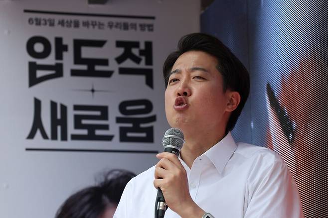 이준석 개혁신당 대통령 후보가 제21대 대통령 선거 사전투표 첫날인 2025년 5월29일 낮 경기 성남시 분당구 판교테크노밸리에서 유세에 나서 지지를 호소하고 있다. 한겨레 김영원 기자 forever@hani.co.kr