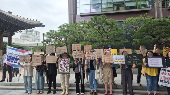지난달 28일 낮12시 서울 종로구 교보문고 광화문점 앞에서 친족 성폭력 생존자와 활동가 20여 명이 친족성폭력 공소시효 전면 폐지 촉구 피켓 시위를 하고 있다. 오소영 기자