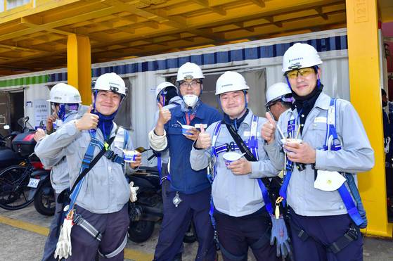 조선소 특성상 고온에서의 중장비 작업이 많은 HD현대중공업은 체감 온도가 33도 이상인 폭염일엔 오전 10시, 오후 3시 휴식시간을 기존 10분에서 20분으로 연장한다. 최근 직원들에게 빙수 4만4000인분을 제공하는 '빙수 드쎄오' 이벤트도 진행했다. 사진 HD현대중공업