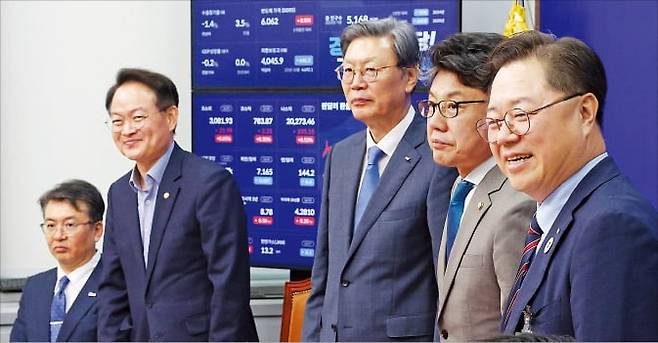 < 경제계 ‘당혹’ > 더불어민주당이 30일 국회에서 경제단체와 상법 개정 간담회를 열었다. 왼쪽부터 오기웅 중소기업중앙회 상근부회장, 허영 민주당 정책수석부대표, 김창범 한국경제인협회 상근부회장, 진성준 민주당 정책위원회 의장, 박일준 대한상공회의소 상근부회장. 김범준 기자