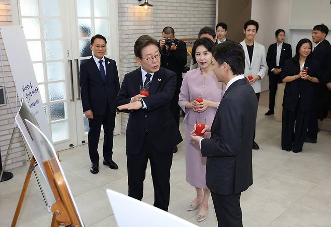 이재명 대통령과 김혜경 여사가 30일 용산 대통령실 파인그라스에서 열린 문화예술계 수상자 간담회에서 토니상 6관왕을 차지한 뮤지컬 '어쩌면 해피엔딩'의 박천휴 작가와 환담하고 있다. 연합뉴스