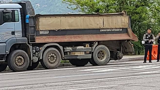 지난 5월 과천에서 운행 중인 25t 덤프트럭의 뒷바퀴가 빠져 보행자를 덮치는 사고가 발생했다./사진=경기소방재난본부