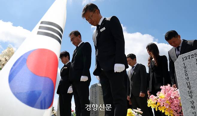 이명현 특별검사를 비롯한 특검팀이 채상병 묘역에서 참배하고 있다.