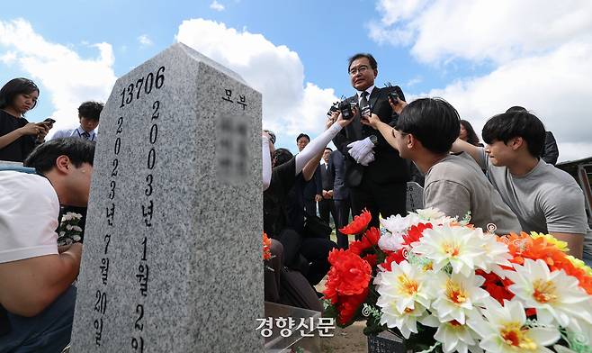순직 해병 수사 외압 사건을 맡은 이명현 특별검사가 채상병 묘역을 참배한 뒤 기자들의 질문에 답하고 있다.