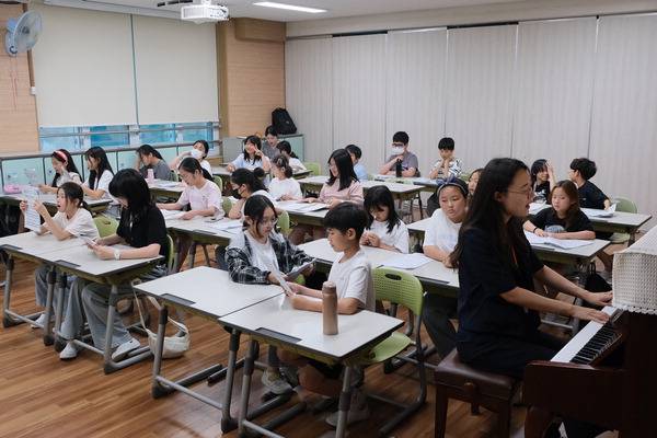 지난달 24일 초읍초 음악실에서 풀입합창단이 오페라 ‘헨젤과 그레텔’에서 부를 노래를 연습하고 있다. 김태훈 기자