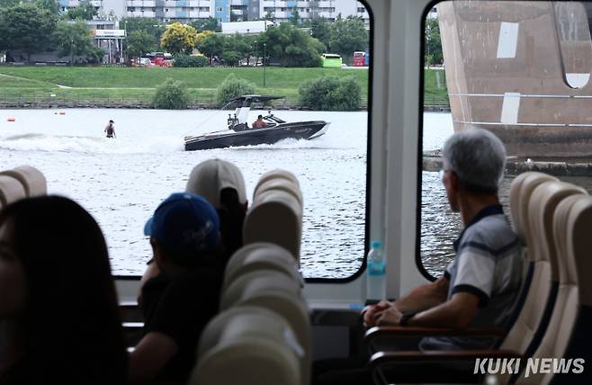 한강버스가 체험 운항을 시작한 1일 서울 영등포구 여의도 일대에서 시민체험단이 한강을 바라보고 있다.