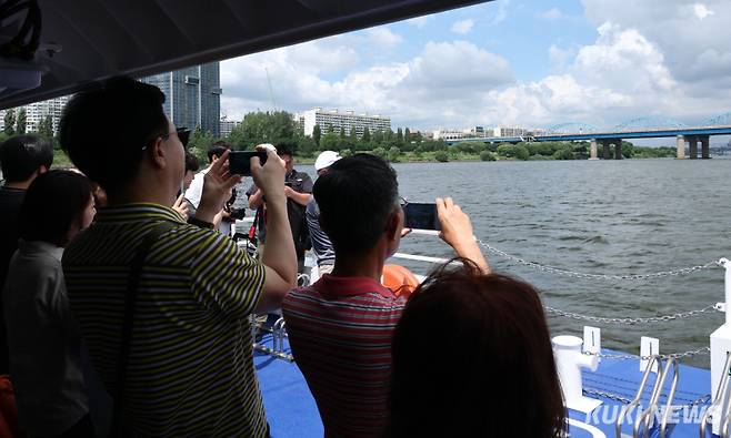 한강버스가 체험 운항을 시작한 1일 서울 영등포구 여의도 일대에서 시민체험단이 기념사진을 촬영하고 있다.