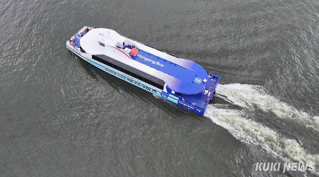 1일 오후 한강버스 시민체험단과 취재진을 태운 한강버스가 서울 광진구 뚝섬 선착장을 떠나 송파구 잠실 선착장으로 이동하고 있다.