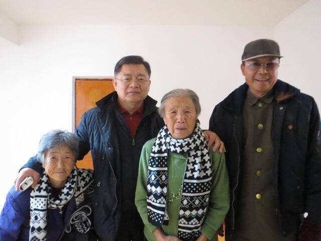 TMTC 대표 임현수(왼쪽 두 번째) 목사가 2013년 캐나다 시민권자 신분으로 북한에서 인도주의 사업을 통해 만난 주민들과 기념촬영을 한 모습. TMTC 제공