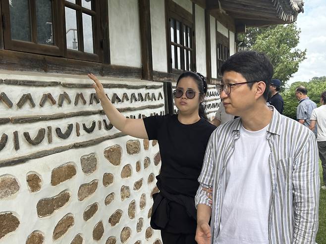 시각장애인 바이올리니스트 김지선씨가 강화성당 외벽을 만지고 있다.