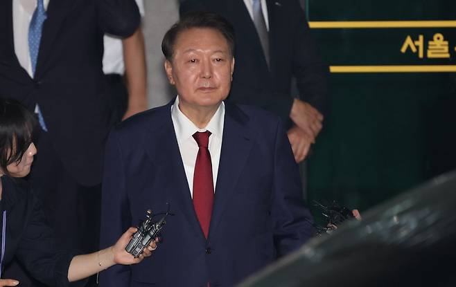 피의자 신분으로 내란 특검 조사를 받은 윤석열 전 대통령이 서초구 서울고검 청사를 나서고 있다. 공동취재, 연합뉴스