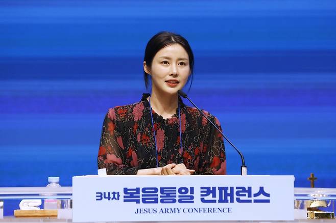 탈북민 출신 연기자 김아라씨가 30일 경기도 파주시 오산리최자실기념금식기도원 대성전에서 열린 ‘제34차 복음통일 콘퍼런스’에서 자신의 삶을 간증하고 있다. 에스더기도운동 제공.