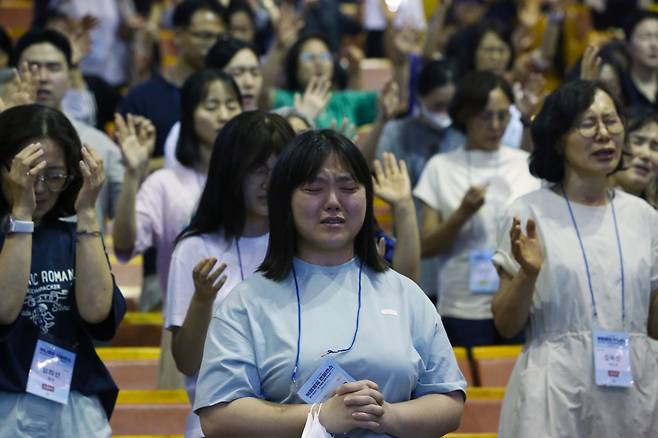 30일 경기도 파주시 오산리최자실기념금식기도원 대성전에서 열린 ‘제34차 복음통일 콘퍼런스’에서 한 청년이 두 손을 모아 눈물로 기도하고 있는 모습. 에스더기도운동 제공.
