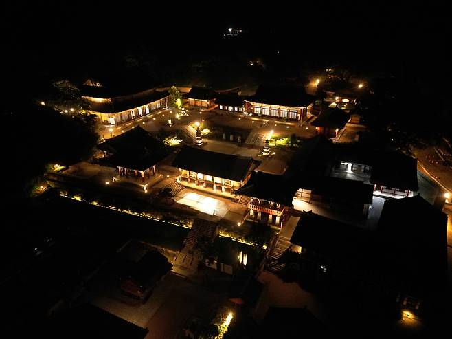 지리산 천년고찰 화엄사의 여름밤 '화야몽' / 사진=화엄사홍보기회위원회 제공