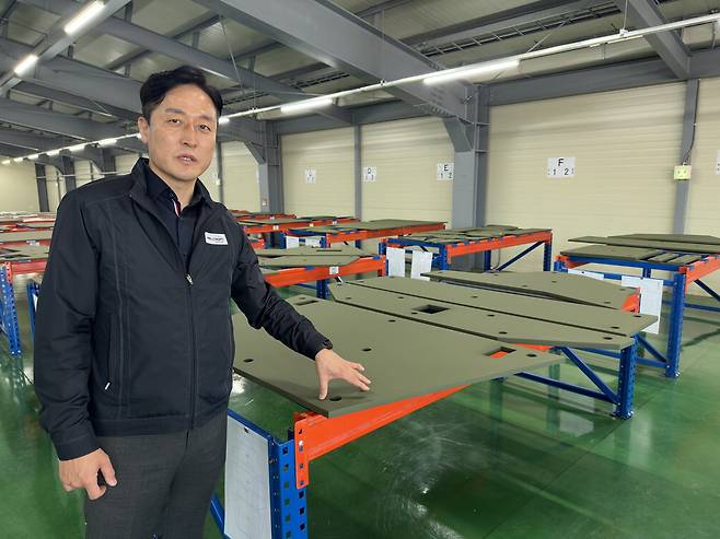 이재호 웰크론 방산본부장이 부가장갑용 방탄판에 대해 설명하고 있다. 김해 서정원 기자