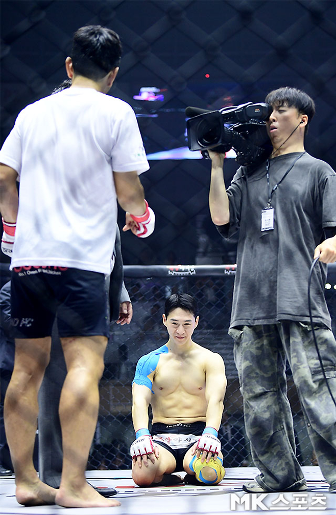 구독자 205만 먹방 유튜버 밴쯔가 2025년 6월 서울특별시 장충체육관 로드FC 73 종합격투기 스페셜 이벤트 패배를 인정하며 개그맨 윤형빈에게 무릎을 꿇고 있다. 사진(서울 장충동)=김영구 기자