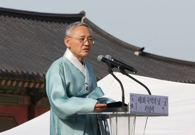 유인촌 문화체육관광부 장관이 제1회 국악의날을 맞은 지난 5일 오후 서울 종로구 경복궁 흥례문에서 열린 기념식에서 기념사를 하고 있다. / 사진 = 뉴시스