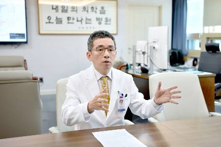 민정준 화순전남대병원이 올해 3월 머니투데이와 만난 자리에서 아시아 암 허브 도약의 청사진을 이야기하고 있다./사진=화순전남대병원